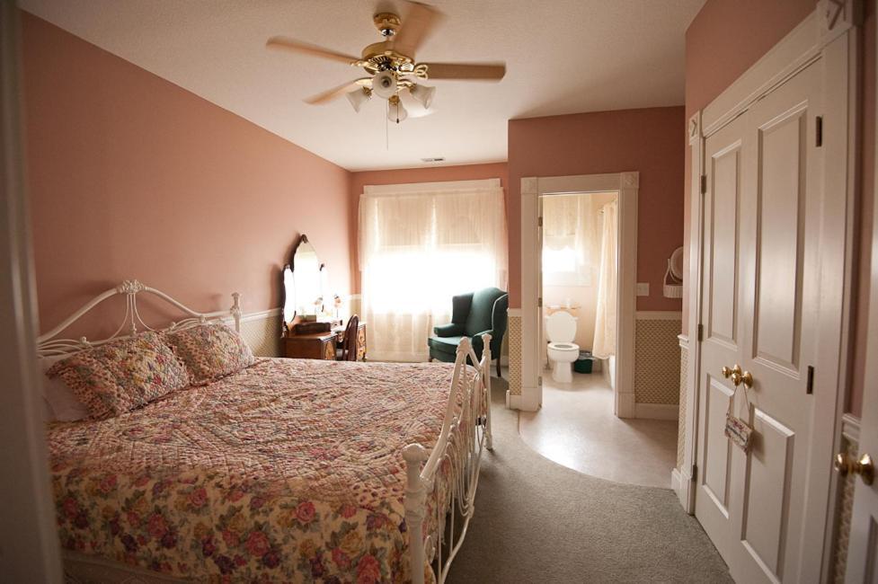 لورانس Victorian Veranda Country Inn الغرفة الصورة